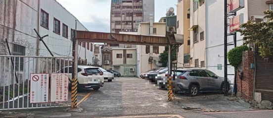 飯店斜對面的停車場入口